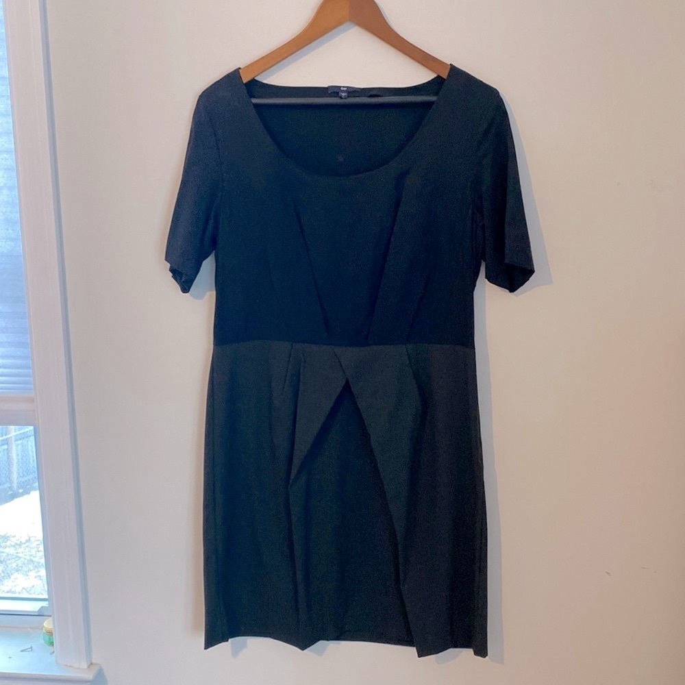 Gap two toned dress black scoop neckline on top. Gray pleated skirt